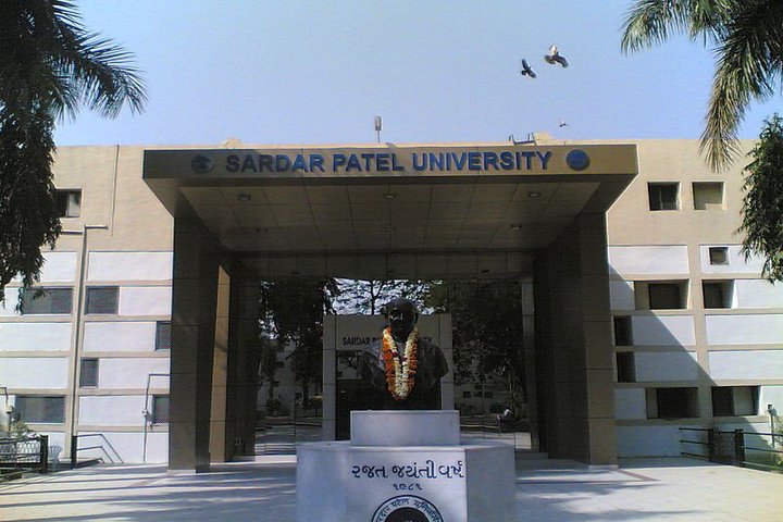 https://cache.careers360.mobi/media/colleges/social-media/media-gallery/910/2018/10/28/Front View of Sardar Patel University Vallabh Vidyanagar_Campus-View.jpg